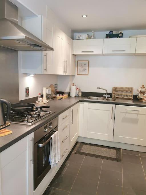 3 Bedroom Home Near Windsor Castle, Legoland, & Heathrow Slough Exterior foto